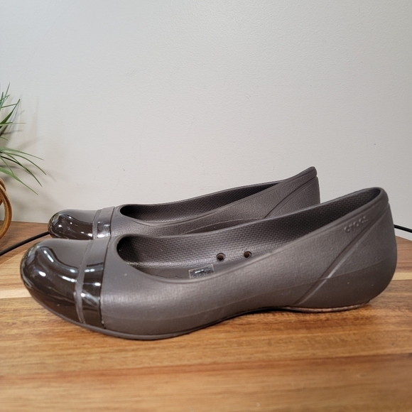 Crocs Brown Ballet Flats with Patent toe cap Size 9 - Picture 2 of 15